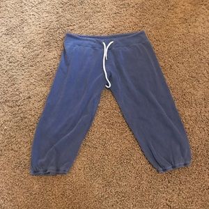 3/4 length Monrow sweatpants.